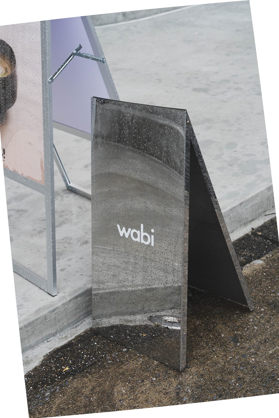 雨に濡れた、wabi の鏡面の立て看板